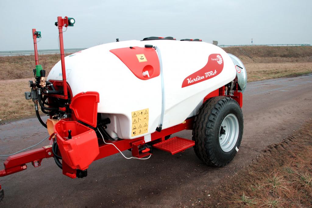 KERTITOX Bora 1000  vontatott gyümölcsös  axiál ventillátoros permetezőgép az EAgro Kft kínálatában