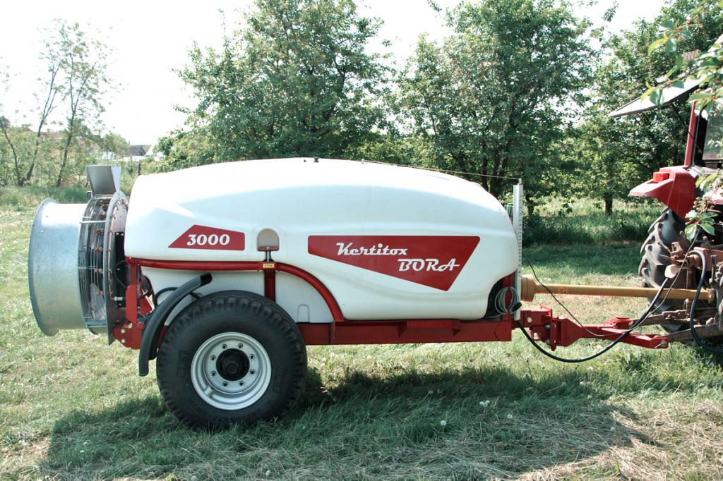 KERTITOX Bora 1500  literes vontatott gyümölcsös Axiálventillátoros permetezőgép az EAgro Kft kínálatában